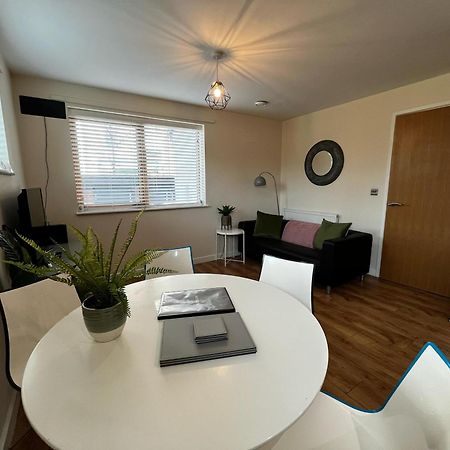 Three Bedroom Townhouse With Parking Telford Eksteriør bilde