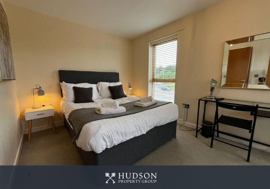 Three Bedroom Townhouse With Parking Telford Eksteriør bilde