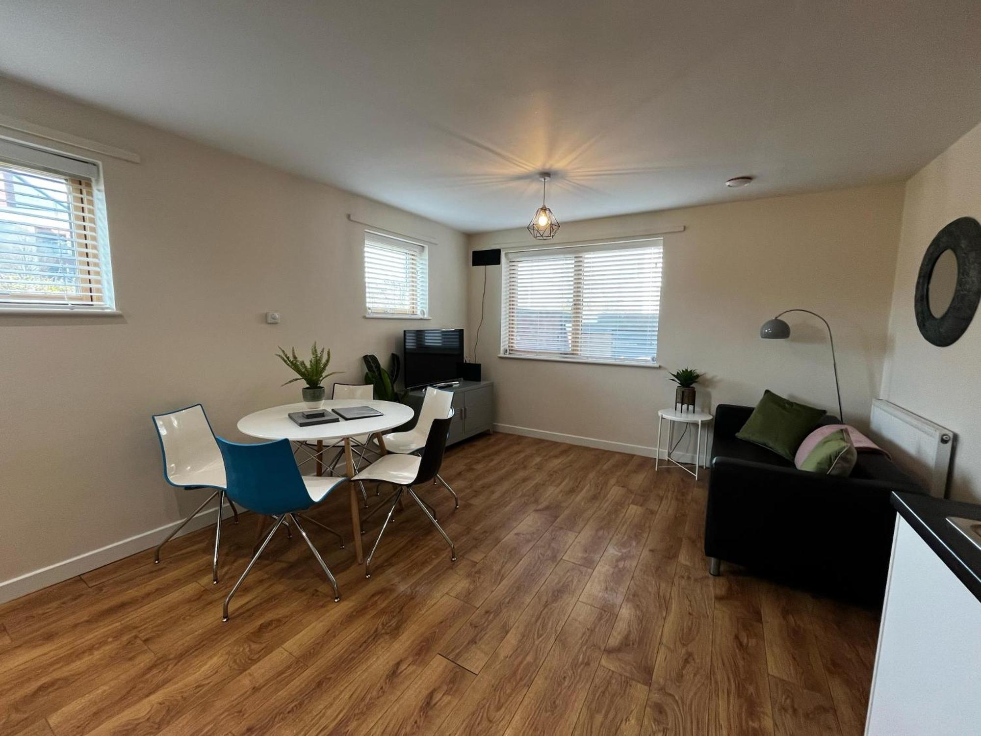 Three Bedroom Townhouse With Parking Telford Eksteriør bilde