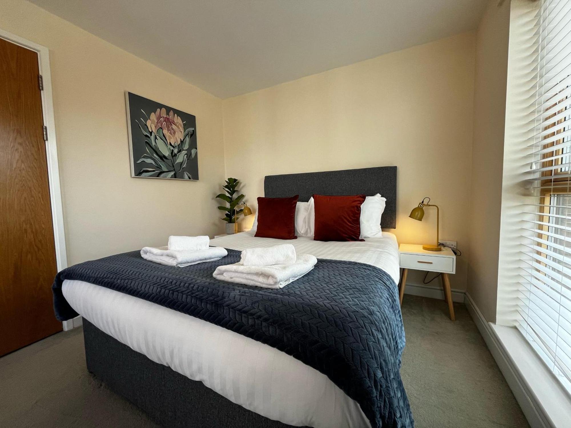 Three Bedroom Townhouse With Parking Telford Eksteriør bilde